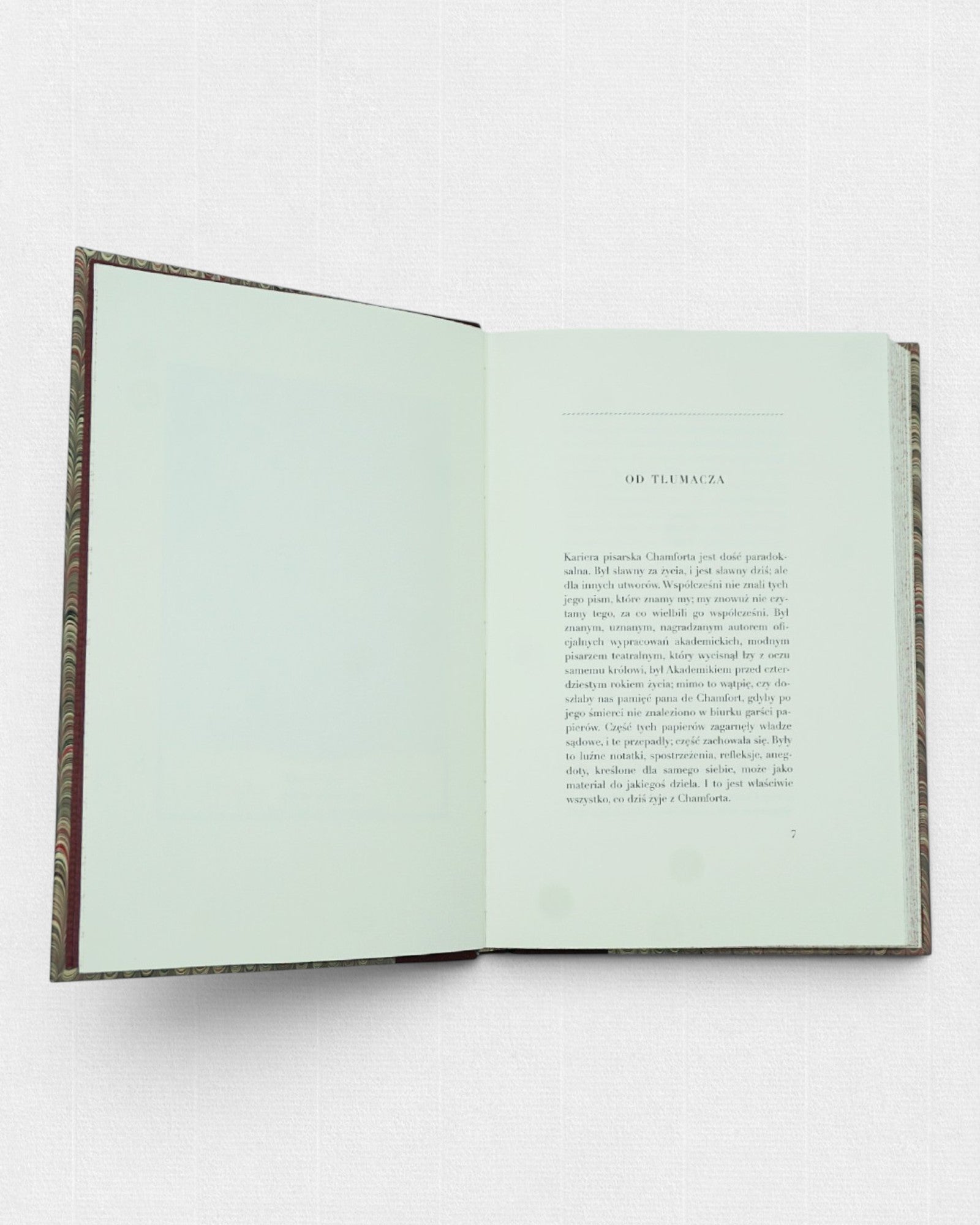 Charaktery i anegdoty Chamforta – otwarta książka z rozdziałem „Od tłumacza”, minimalistyczny skład typograficzny na papierze bawełnianym, wydanie Rambler Press
