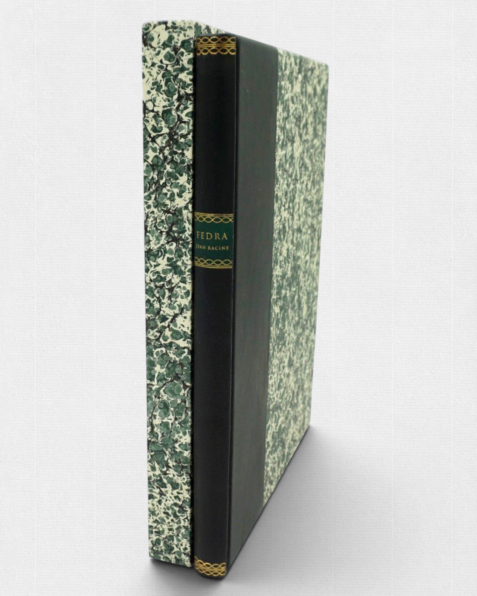 Ręcznie oprawiona książka „Fedra” Jeana Racine’a w skórzanej oprawie z tłoczeniami, w etui z marmurkowego papieru, wydanie bibliofilskie.