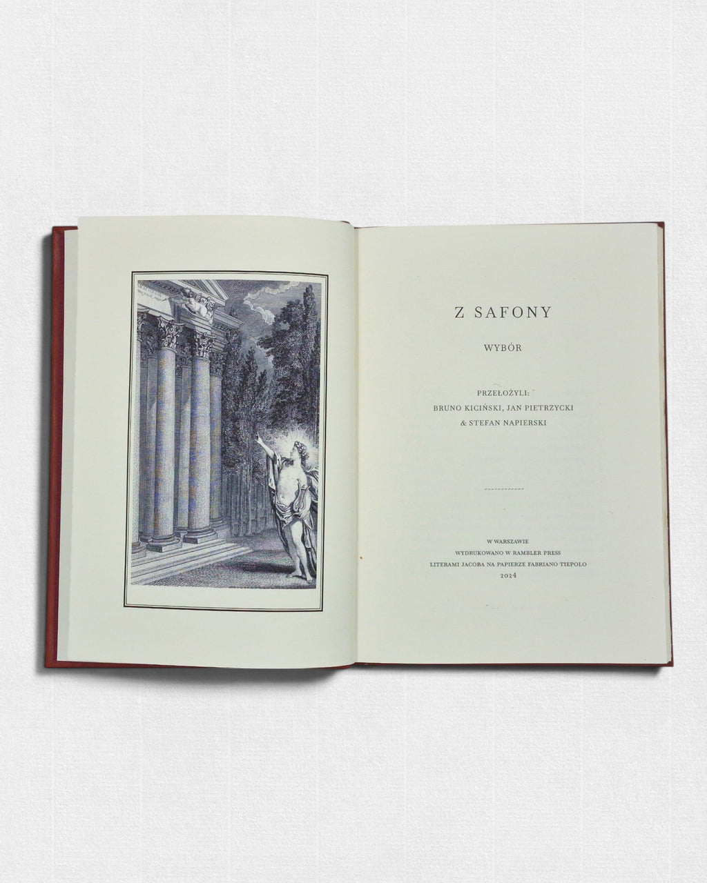 Otwarte wydanie „Z Safony” – strona tytułowa z klasyczną typografią oraz ilustracja inspirowana XVIII-wiecznymi rycinami, przedstawiająca postać przy kolumnadzie.