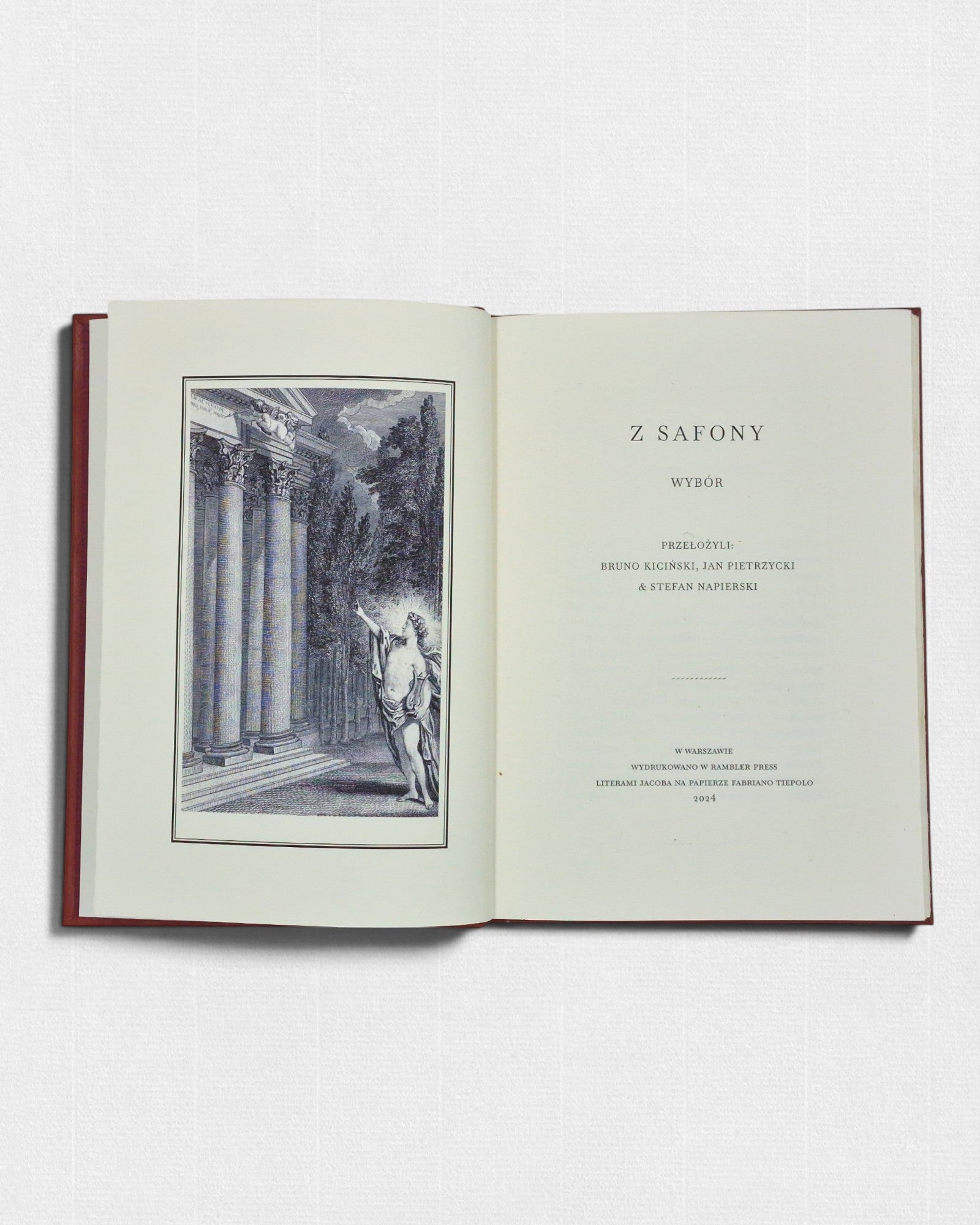 Otwarte wydanie „Z Safony” – strona tytułowa z klasyczną typografią oraz ilustracja inspirowana XVIII-wiecznymi rycinami, przedstawiająca postać przy kolumnadzie.