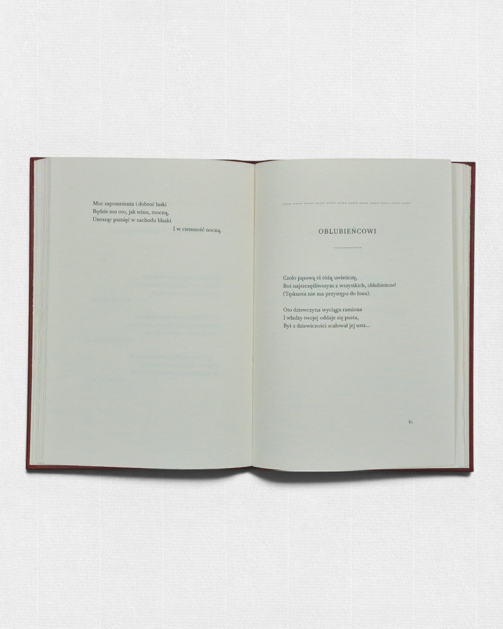 Otwarte wydanie „Z Safony” – rozkładówka z klasycznie złożonym tekstem poezji i minimalistyczną typografią na papierze bawełnianym.