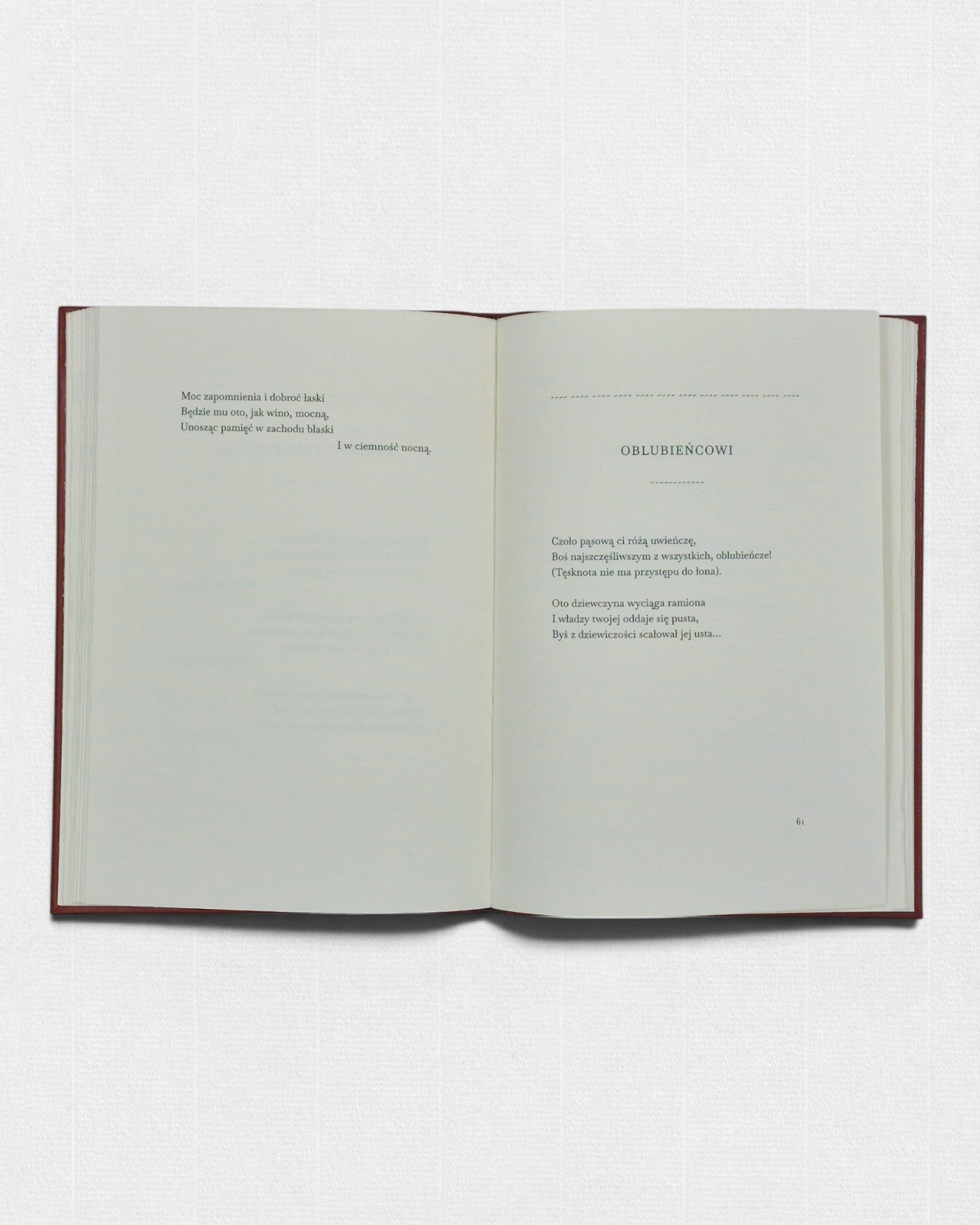 Otwarte wydanie „Z Safony” – rozkładówka z klasycznie złożonym tekstem poezji i minimalistyczną typografią na papierze bawełnianym.