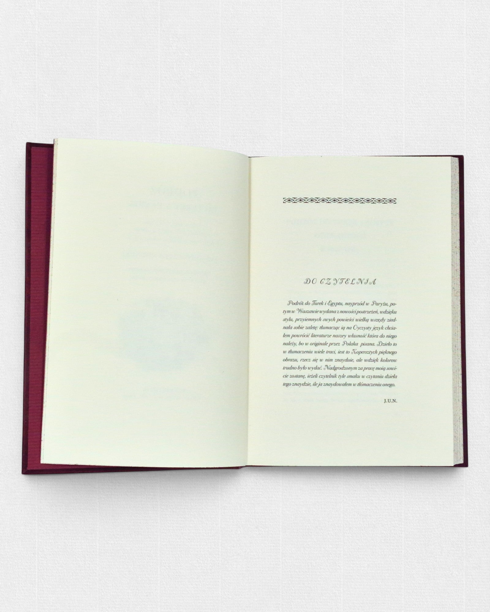 Otwarta książka „Podróż do Turek i Egiptu” Jana Nepomucena Potockiego – widok na kartę tytułową z napisem „Do czytelnika”, elegancki skład typograficzny na jasnym papierze, oprawa w bordowym kolorze.